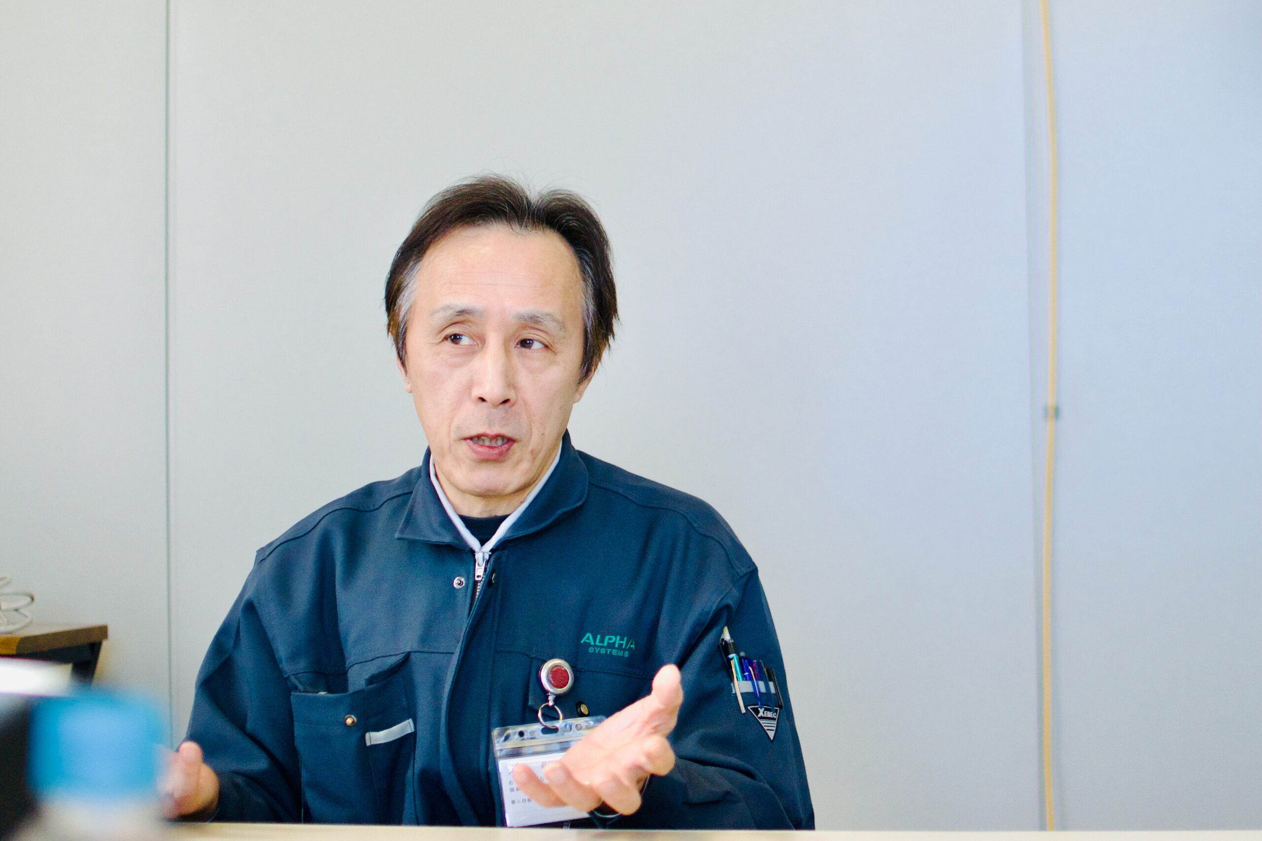 紙とフォルダで管理する非効率な調達プロセス