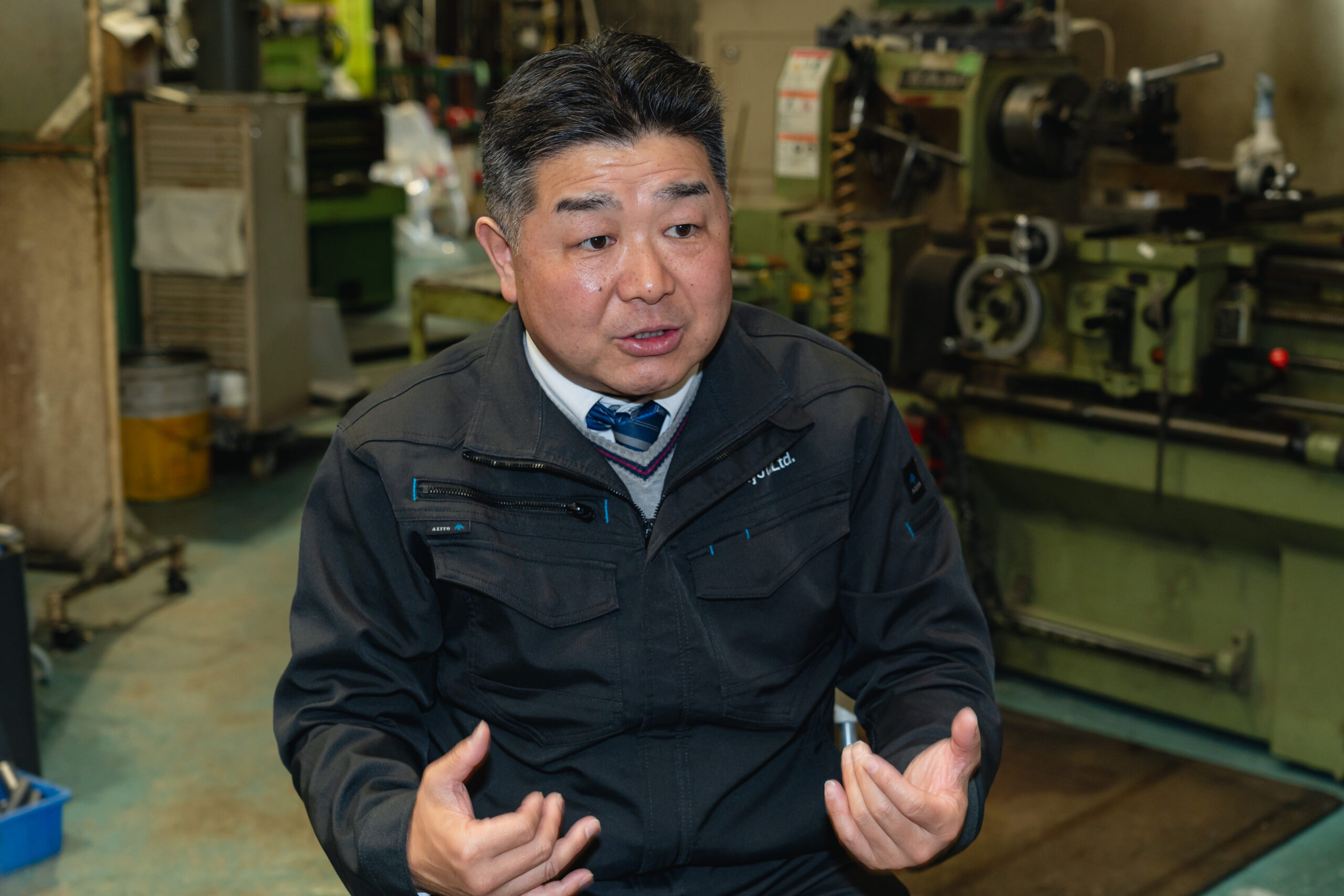 多品種・少量生産のため、事務所や工場には膨大な数の図面が積み上げられていた。図面ファイルを前に、記憶を頼りに、必要な図面を探し出す作業は、文字通り「大変!」だった。